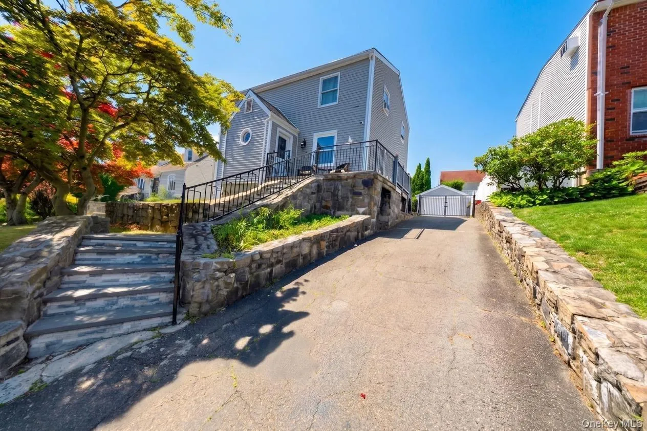 115 Young Avenue, Yonkers, NY, 4 Bedrooms Bedrooms, 10 Rooms Rooms,2 BathroomsBathrooms,Residential,For Rent,Young,0,KEY1018124 115 Young Avenue, Yonkers, NY, 4 Bedrooms Bedrooms, 10 Rooms Rooms,2 BathroomsBathrooms,Residential,For Rent,Young,0,KEY1018124