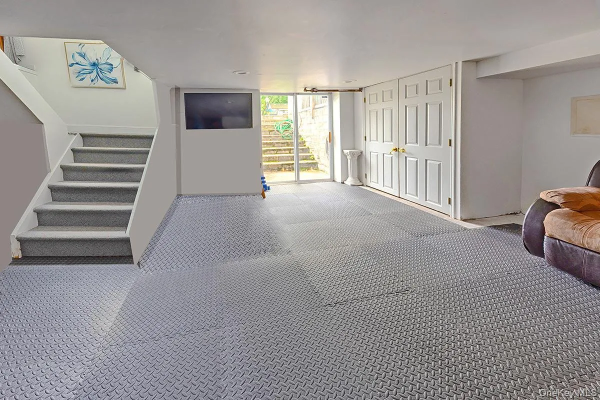 Totally renovated, closets, utility room. bedroom, bath and entry to back yard Totally renovated, closets, utility room. bedroom, bath and entry to back yard