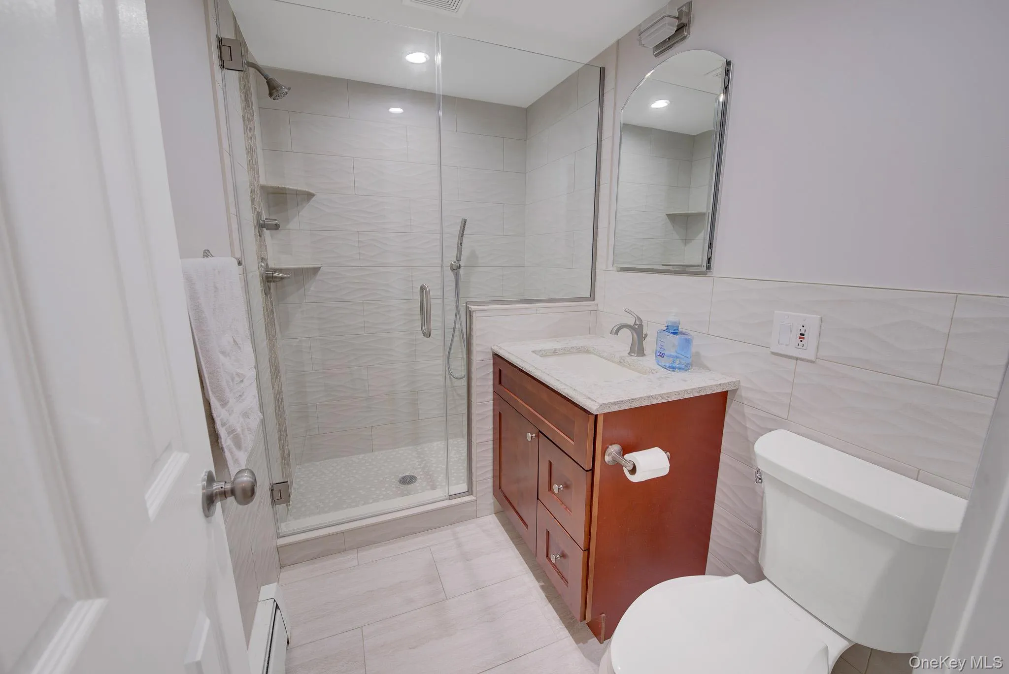 Full Bathroom on 1st Floor Full Bathroom on 1st Floor
