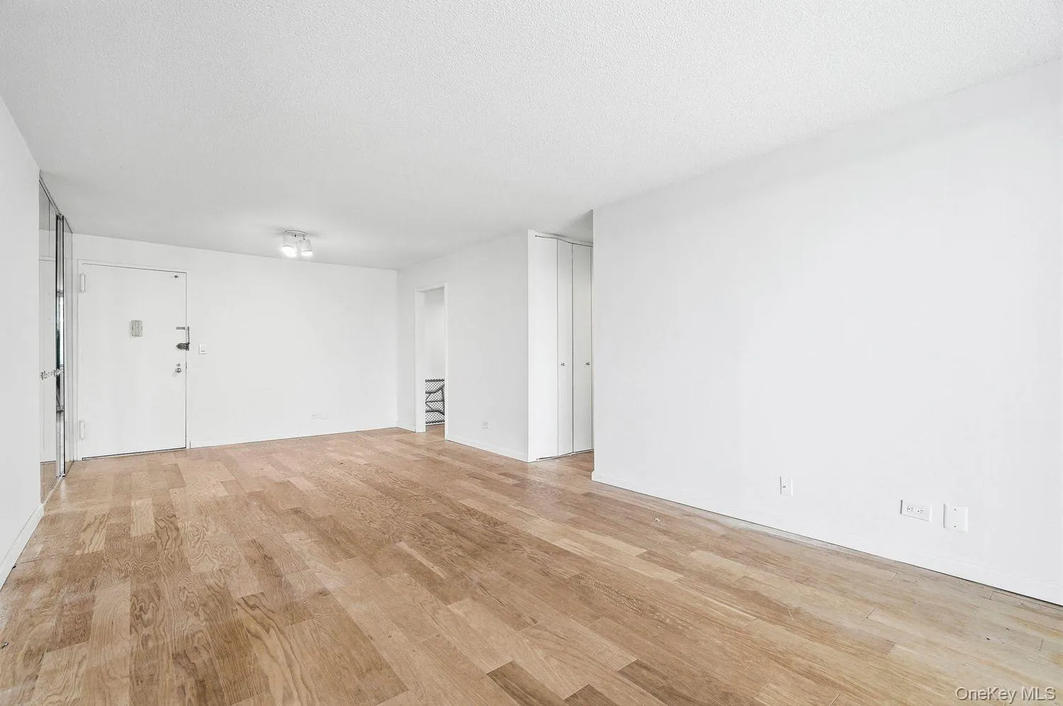 2 Bay Club Drive, New York, NY, 1 Bedroom Bedrooms, 4 Rooms Rooms,1 BathroomBathrooms,Residential,For Rent,Bay Club,0,KEY1018130 2 Bay Club Drive, New York, NY, 1 Bedroom Bedrooms, 4 Rooms Rooms,1 BathroomBathrooms,Residential,For Rent,Bay Club,0,KEY1018130