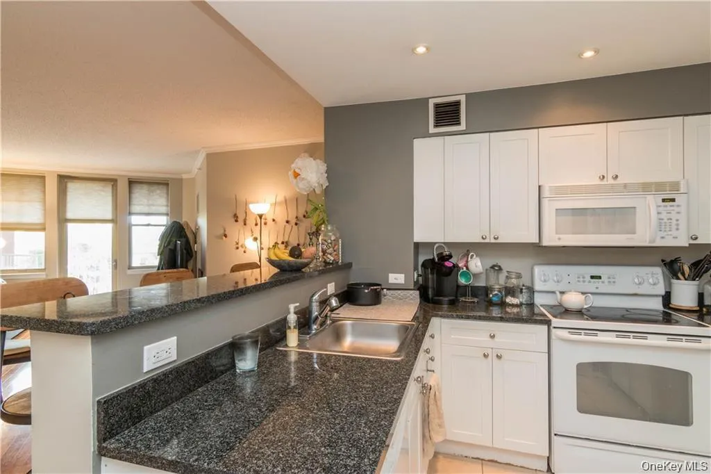 300 Mamaroneck Avenue, White Plains, NY, 2 Bedrooms Bedrooms, 3 Rooms Rooms,2 BathroomsBathrooms,Residential Lease,For Rent,Mamaroneck,0,KEY1018148 300 Mamaroneck Avenue, White Plains, NY, 2 Bedrooms Bedrooms, 3 Rooms Rooms,2 BathroomsBathrooms,Residential Lease,For Rent,Mamaroneck,0,KEY1018148