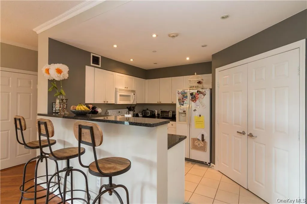 300 Mamaroneck Avenue, White Plains, NY, 2 Bedrooms Bedrooms, 3 Rooms Rooms,2 BathroomsBathrooms,Residential Lease,For Rent,Mamaroneck,0,KEY1018148 300 Mamaroneck Avenue, White Plains, NY, 2 Bedrooms Bedrooms, 3 Rooms Rooms,2 BathroomsBathrooms,Residential Lease,For Rent,Mamaroneck,0,KEY1018148