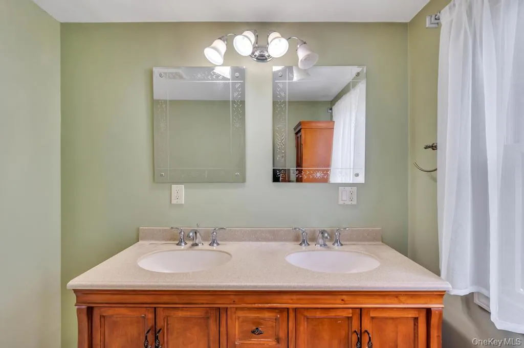 46 Walter Avenue, Oyster Bay, NY, 3 Bedrooms Bedrooms, 8 Rooms Rooms,2 BathroomsBathrooms,Residential,For Rent,Walter,0,KEY1018160 46 Walter Avenue, Oyster Bay, NY, 3 Bedrooms Bedrooms, 8 Rooms Rooms,2 BathroomsBathrooms,Residential,For Rent,Walter,0,KEY1018160
