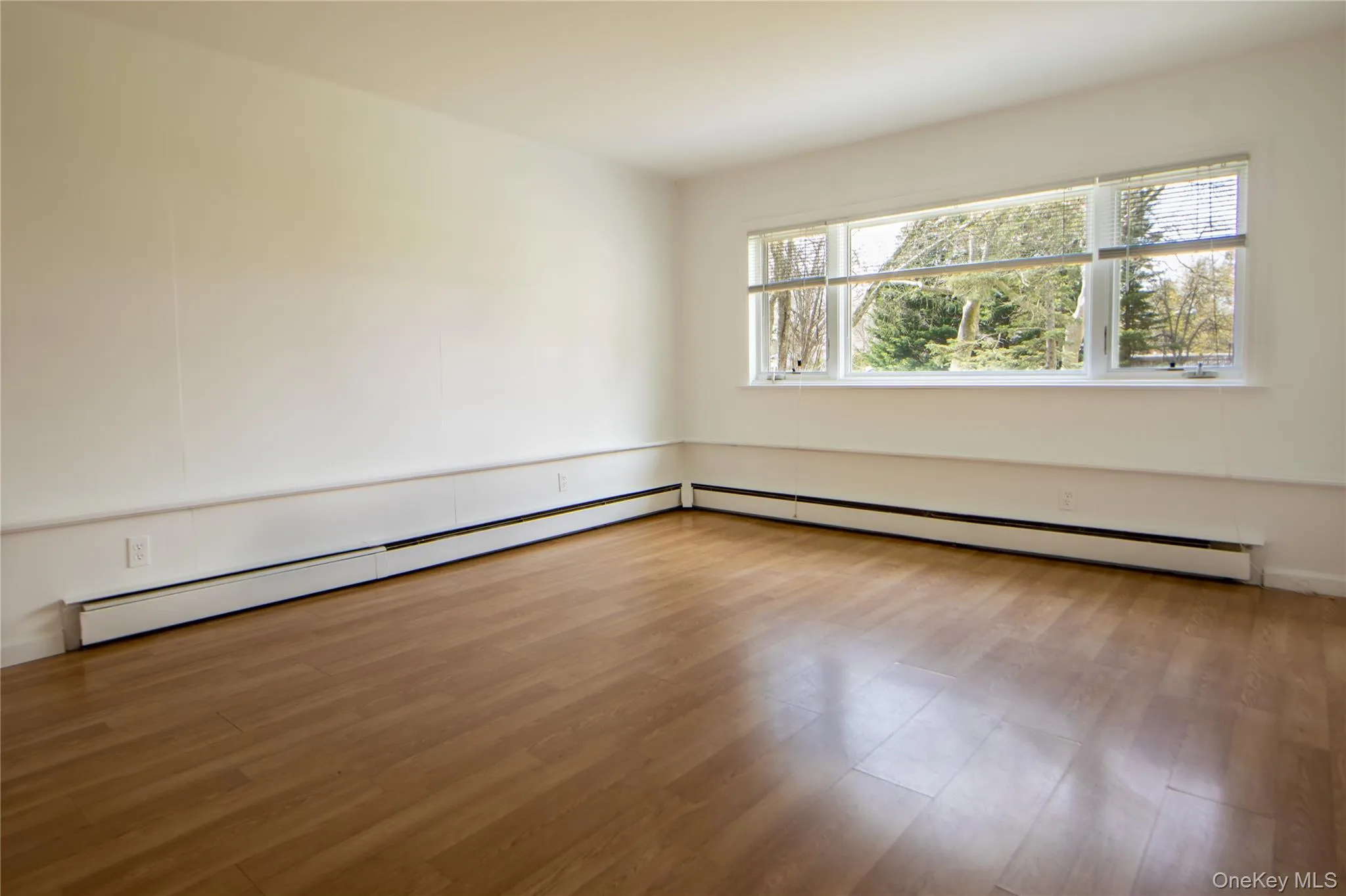 Unfurnished living room Unfurnished living room