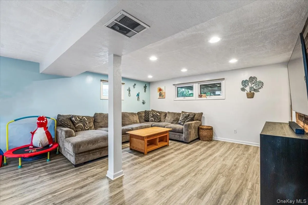 194 Missouri Avenue, Islip, NY, 3 Bedrooms Bedrooms, 8 Rooms Rooms,2 BathroomsBathrooms,Residential,For Rent,Missouri,0,KEY1018191 194 Missouri Avenue, Islip, NY, 3 Bedrooms Bedrooms, 8 Rooms Rooms,2 BathroomsBathrooms,Residential,For Rent,Missouri,0,KEY1018191