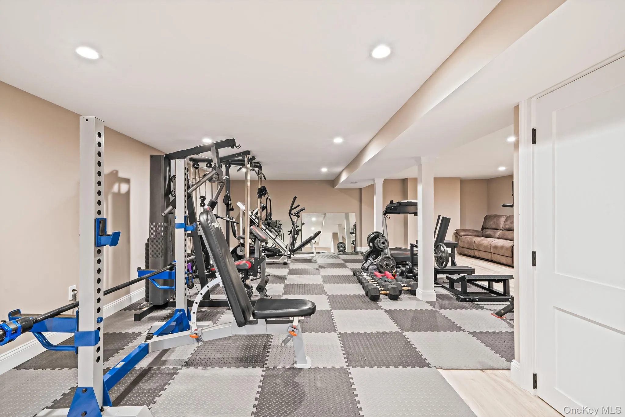 Full Gym (Seller Willing to Sell with the House) Full Gym (Seller Willing to Sell with the House)