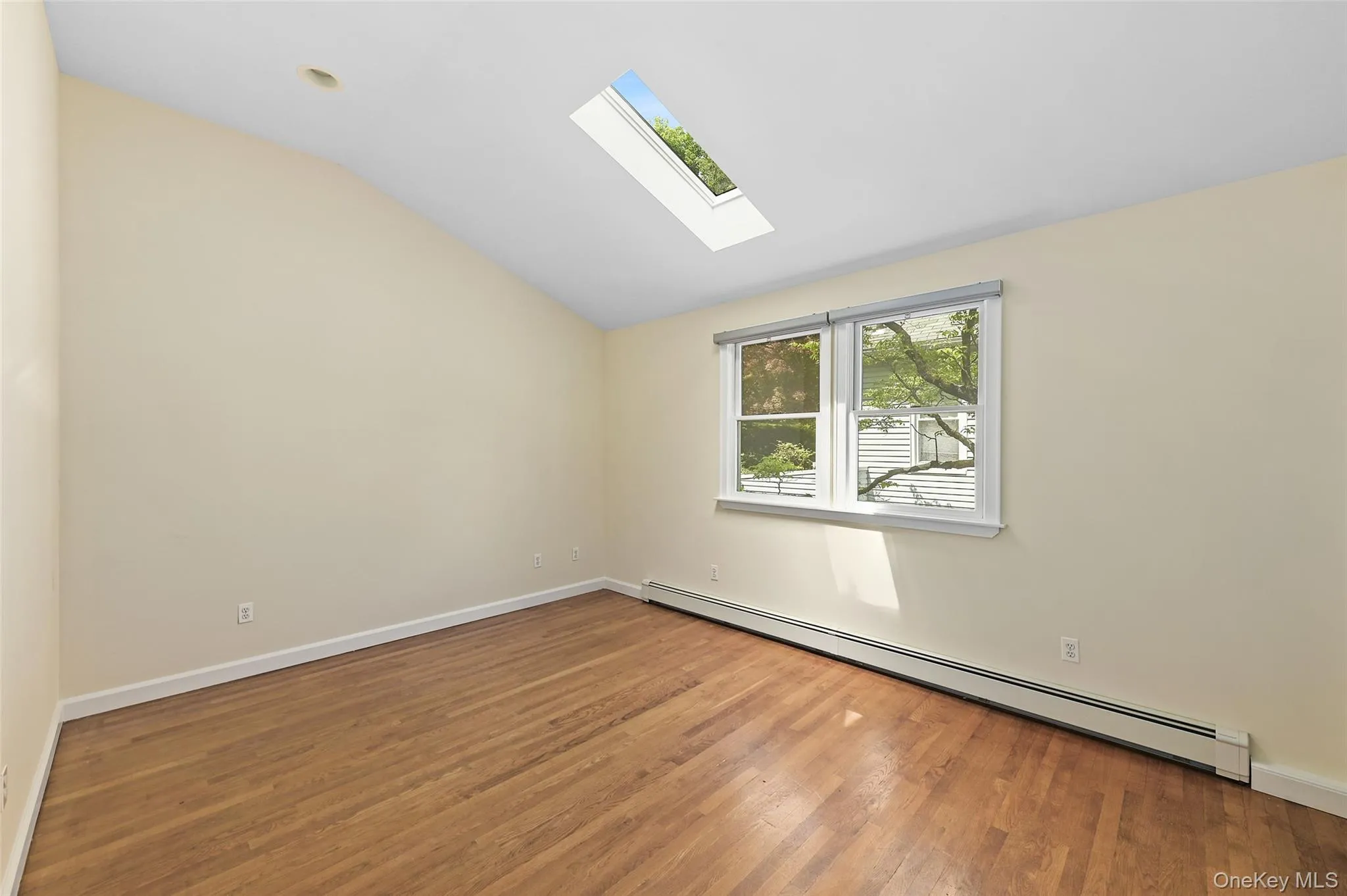 Spacious 2nd bedroom with en-suite bathroom Spacious 2nd bedroom with en-suite bathroom