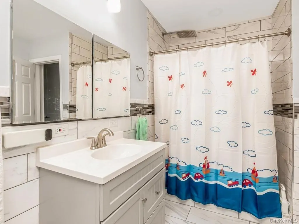 130 La Salle Drive, Yonkers, NY, 3 Bedrooms Bedrooms, 8 Rooms Rooms,2 BathroomsBathrooms,Residential,For Rent,La Salle,0,KEY1018232 130 La Salle Drive, Yonkers, NY, 3 Bedrooms Bedrooms, 8 Rooms Rooms,2 BathroomsBathrooms,Residential,For Rent,La Salle,0,KEY1018232