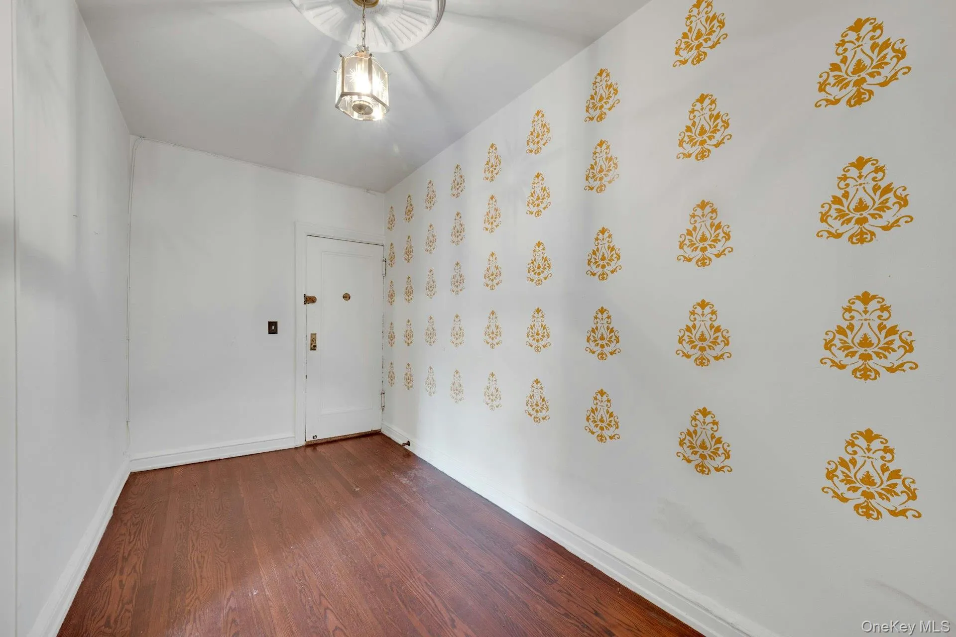Spacious entry foyer. Spacious entry foyer.