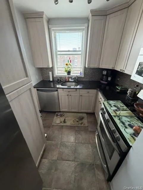 210 E Broadway, Long Beach, NY, 1 Bedroom Bedrooms, 4 Rooms Rooms,1 BathroomBathrooms,Residential,For Rent,E Broadway,0,KEY1018270 210 E Broadway, Long Beach, NY, 1 Bedroom Bedrooms, 4 Rooms Rooms,1 BathroomBathrooms,Residential,For Rent,E Broadway,0,KEY1018270