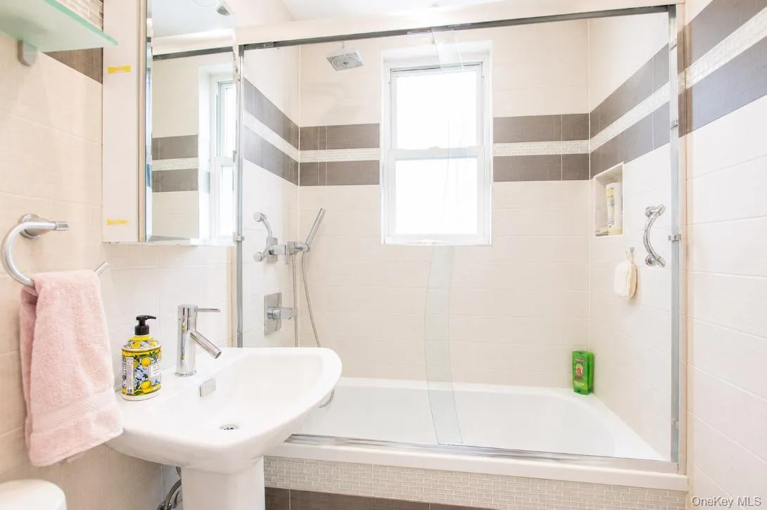 210 E Broadway, Long Beach, NY, 1 Bedroom Bedrooms, 4 Rooms Rooms,1 BathroomBathrooms,Residential,For Rent,E Broadway,0,1018270 210 E Broadway, Long Beach, NY, 1 Bedroom Bedrooms, 4 Rooms Rooms,1 BathroomBathrooms,Residential,For Rent,E Broadway,0,1018270
