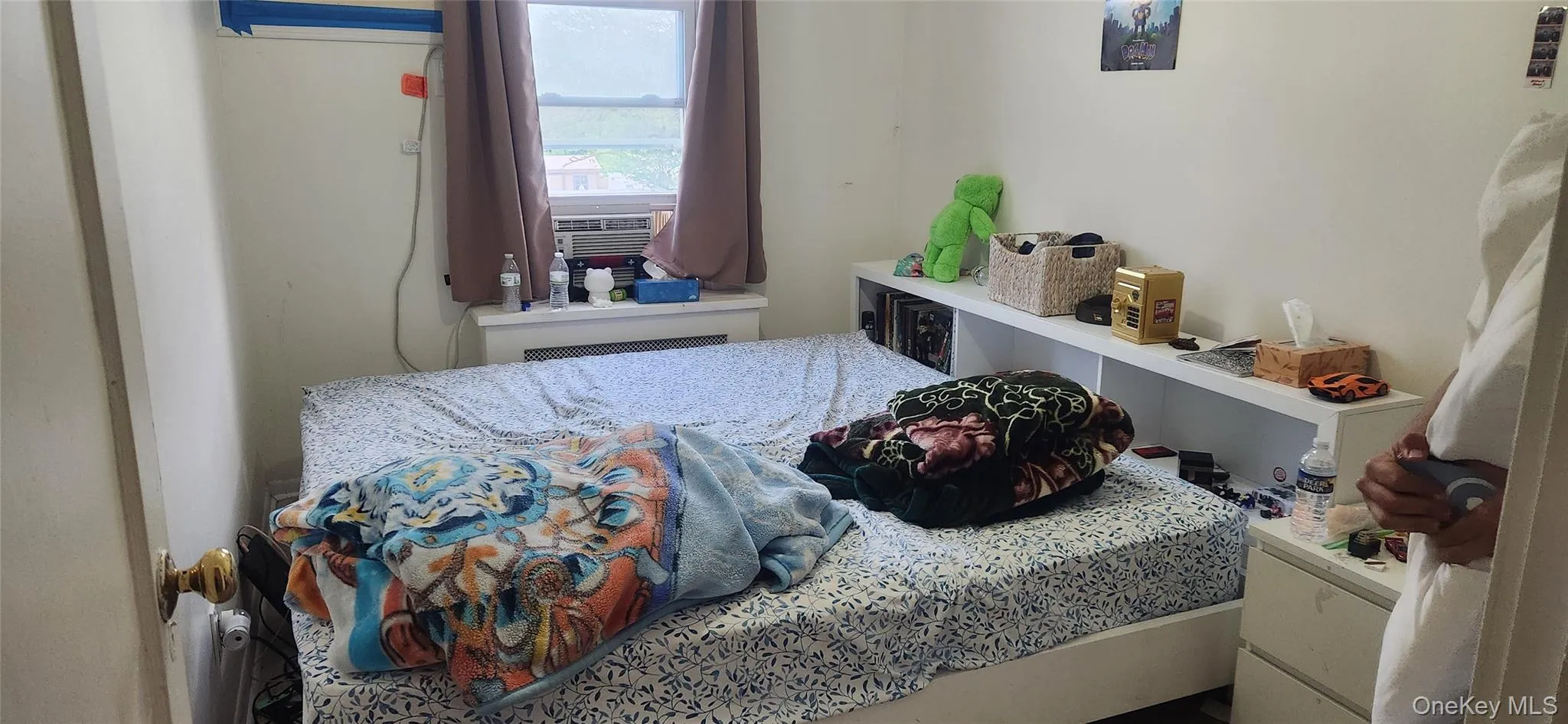 Bedroom with radiator and cooling unit Bedroom with radiator and cooling unit