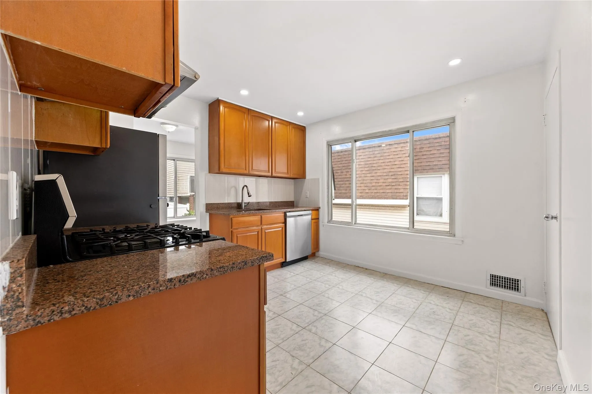 1572 216th Street, New York, NY, 3 Bedrooms Bedrooms, 5 Rooms Rooms,2 BathroomsBathrooms,Residential Lease,For Rent,216th,0,KEY1018296 1572 216th Street, New York, NY, 3 Bedrooms Bedrooms, 5 Rooms Rooms,2 BathroomsBathrooms,Residential Lease,For Rent,216th,0,KEY1018296