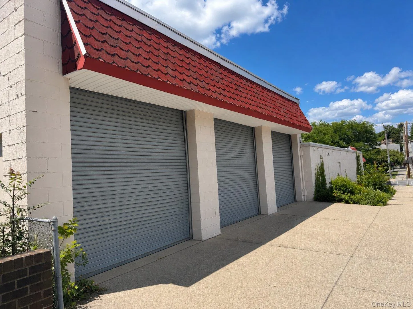 Garage / delivery area. Garage / delivery area.