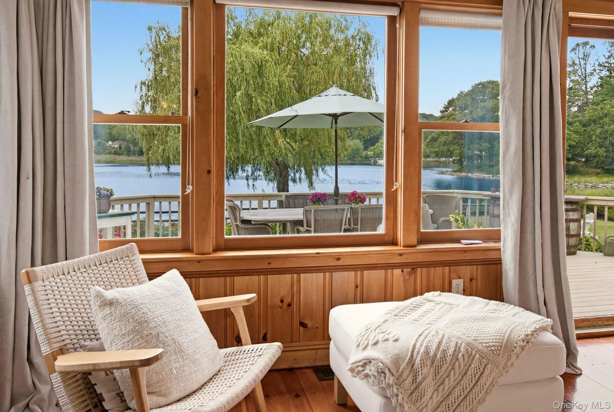 Exceptional views of the pond. Exceptional views of the pond.