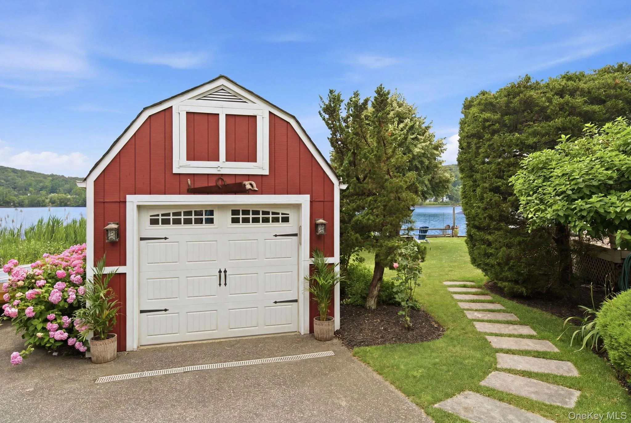 Detached 1-car garage. Pathway to the back yard. Detached 1-car garage. Pathway to the back yard.