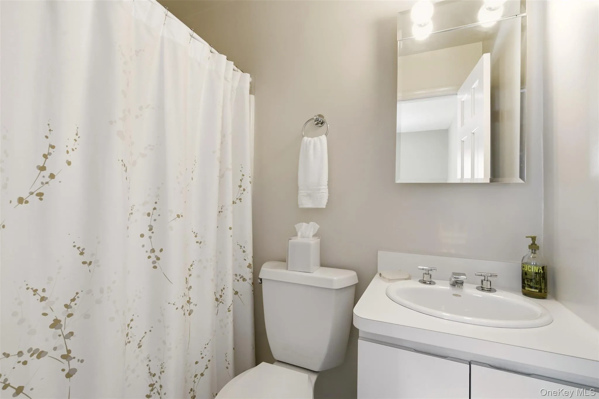 First floor en-suite bathroom off the kitchen area. First floor en-suite bathroom off the kitchen area.