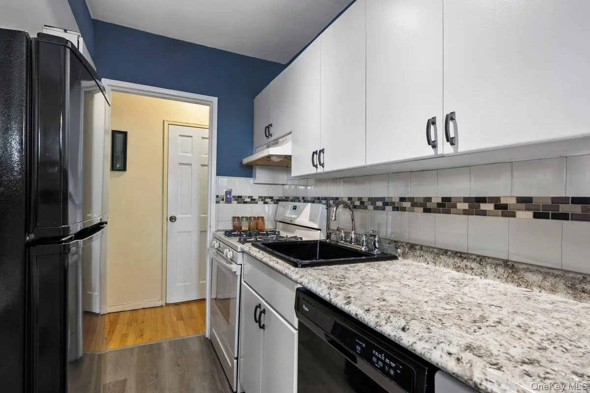 279 Broadway, Yonkers, NY, 1 Bedroom Bedrooms, 4 Rooms Rooms,1 BathroomBathrooms,Residential,For Rent,Broadway,0,KEY1018338 279 Broadway, Yonkers, NY, 1 Bedroom Bedrooms, 4 Rooms Rooms,1 BathroomBathrooms,Residential,For Rent,Broadway,0,KEY1018338