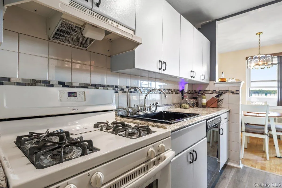 279 Broadway, Yonkers, NY, 1 Bedroom Bedrooms, 4 Rooms Rooms,1 BathroomBathrooms,Residential,For Rent,Broadway,0,KEY1018338 279 Broadway, Yonkers, NY, 1 Bedroom Bedrooms, 4 Rooms Rooms,1 BathroomBathrooms,Residential,For Rent,Broadway,0,KEY1018338