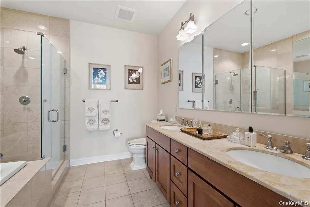 En-suite Bathroom with double vanity sinks, shower and bathtub En-suite Bathroom with double vanity sinks, shower and bathtub