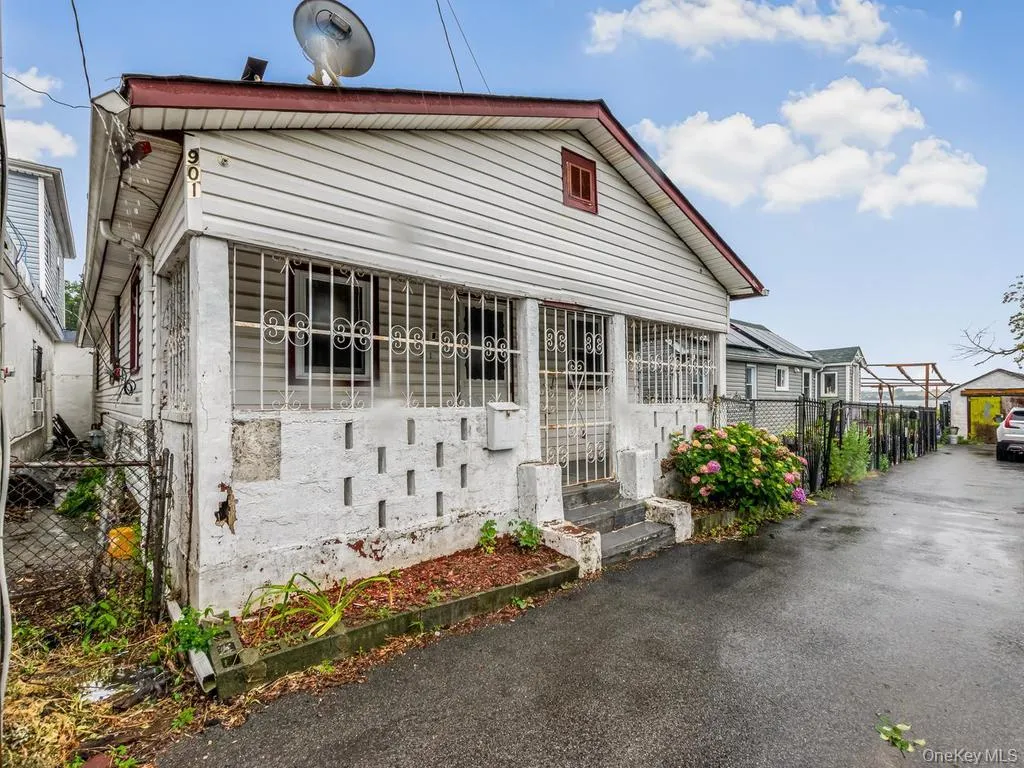 901 Harding Park, New York, NY, 3 Bedrooms Bedrooms, 6 Rooms Rooms,1 BathroomBathrooms,Residential,For Rent,Harding,0,1018381 901 Harding Park, New York, NY, 3 Bedrooms Bedrooms, 6 Rooms Rooms,1 BathroomBathrooms,Residential,For Rent,Harding,0,1018381