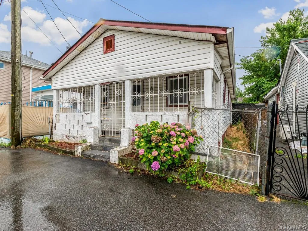 901 Harding Park, New York, NY, 3 Bedrooms Bedrooms, 6 Rooms Rooms,1 BathroomBathrooms,Residential,For Rent,Harding,0,1018381 901 Harding Park, New York, NY, 3 Bedrooms Bedrooms, 6 Rooms Rooms,1 BathroomBathrooms,Residential,For Rent,Harding,0,1018381