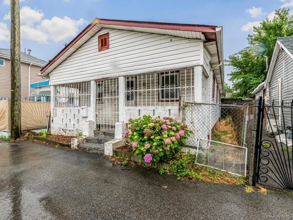 901 Harding Park, New York, NY, 3 Bedrooms Bedrooms, 6 Rooms Rooms,1 BathroomBathrooms,Residential,For Rent,Harding,0,1018381 901 Harding Park, New York, NY, 3 Bedrooms Bedrooms, 6 Rooms Rooms,1 BathroomBathrooms,Residential,For Rent,Harding,0,1018381
