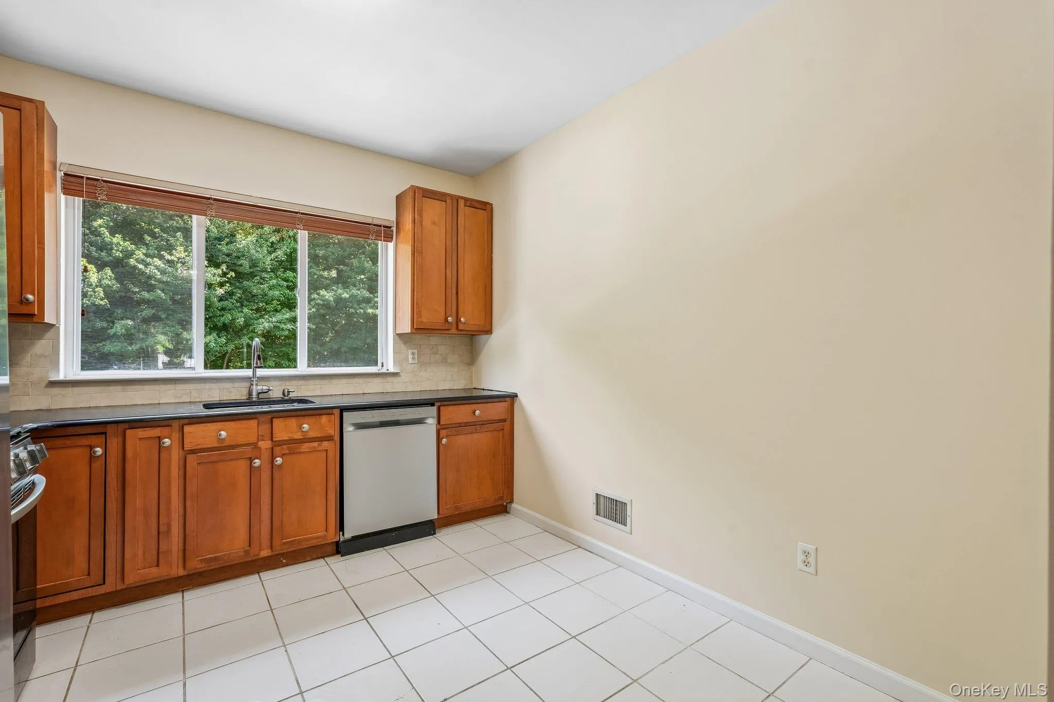 212 Arlington Court, Clarkstown, NY, 2 Bedrooms Bedrooms, 6 Rooms Rooms,2 BathroomsBathrooms,Residential,For Rent,Arlington,0,1018402 212 Arlington Court, Clarkstown, NY, 2 Bedrooms Bedrooms, 6 Rooms Rooms,2 BathroomsBathrooms,Residential,For Rent,Arlington,0,1018402