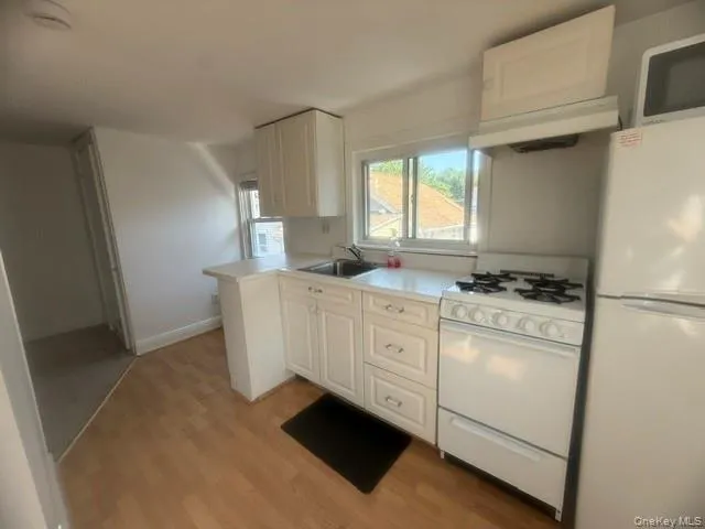 75 Hillside Avenue, North Hempstead, NY, 1 Bedroom Bedrooms, 3 Rooms Rooms,1 BathroomBathrooms,Residential Lease,For Rent,Hillside,0,KEY1018425 75 Hillside Avenue, North Hempstead, NY, 1 Bedroom Bedrooms, 3 Rooms Rooms,1 BathroomBathrooms,Residential Lease,For Rent,Hillside,0,KEY1018425