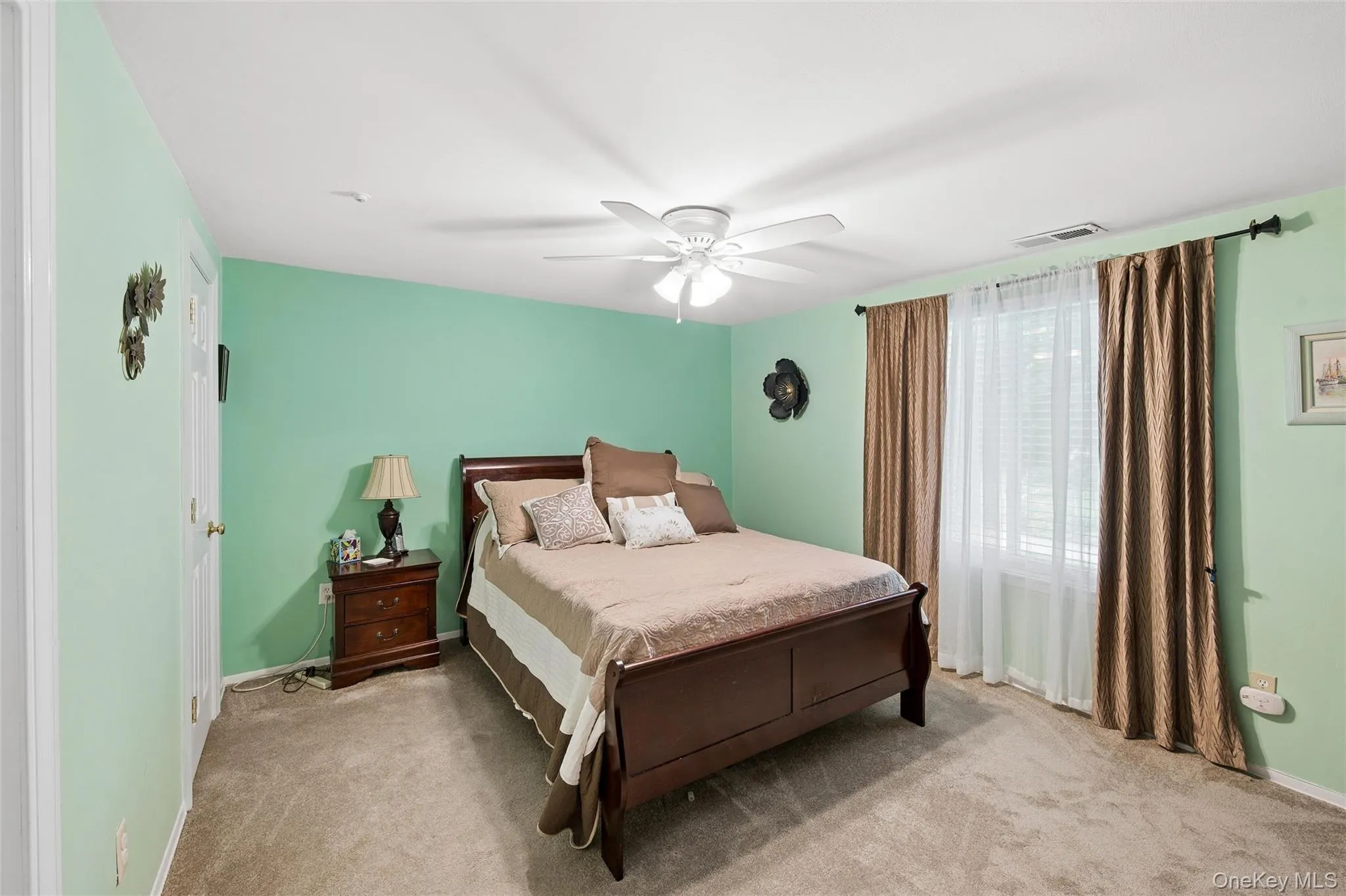Sunlit & Spacious, large closets, ceiling fan Sunlit & Spacious, large closets, ceiling fan