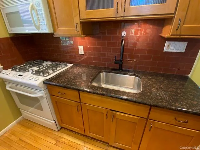 263-33 73rd. Avenue, New York, NY, 1 Bedroom Bedrooms, 3 Rooms Rooms,1 BathroomBathrooms,Residential,For Rent,73rd.,0,1018443 263-33 73rd. Avenue, New York, NY, 1 Bedroom Bedrooms, 3 Rooms Rooms,1 BathroomBathrooms,Residential,For Rent,73rd.,0,1018443