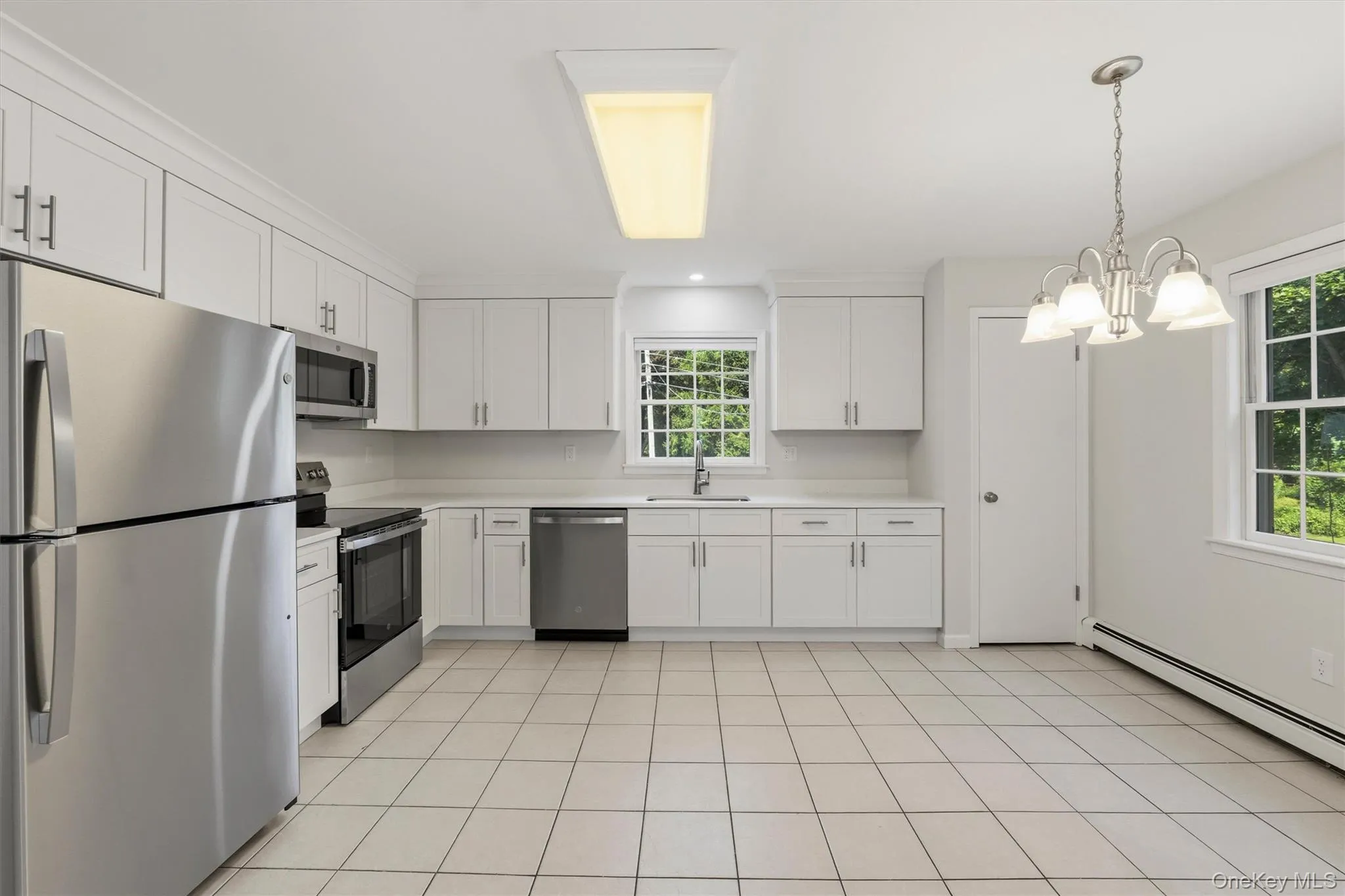EIK with SS Appliances, Dishwasher, Built-in Microwave & Pantry EIK with SS Appliances, Dishwasher, Built-in Microwave & Pantry