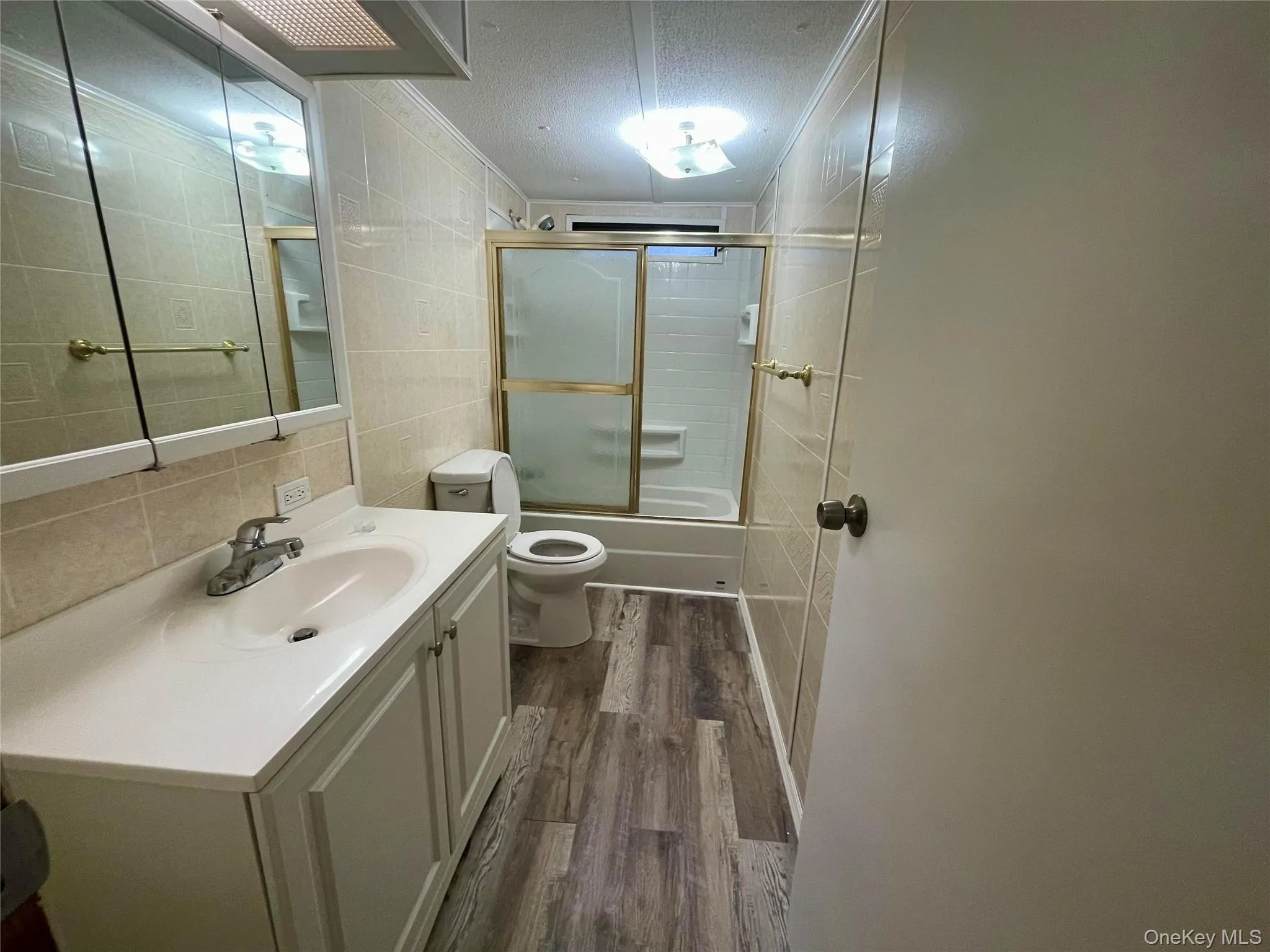 Full Bathroom with Tub/Shower Full Bathroom with Tub/Shower