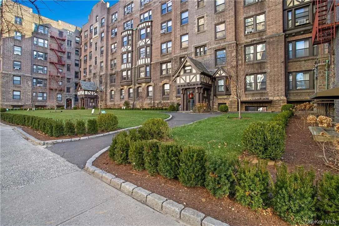 240 Martine Avenue, White Plains, NY, 2 Bedrooms Bedrooms, 4 Rooms Rooms,1 BathroomBathrooms,Residential Lease,For Rent,Martine,0,KEY1018497 240 Martine Avenue, White Plains, NY, 2 Bedrooms Bedrooms, 4 Rooms Rooms,1 BathroomBathrooms,Residential Lease,For Rent,Martine,0,KEY1018497