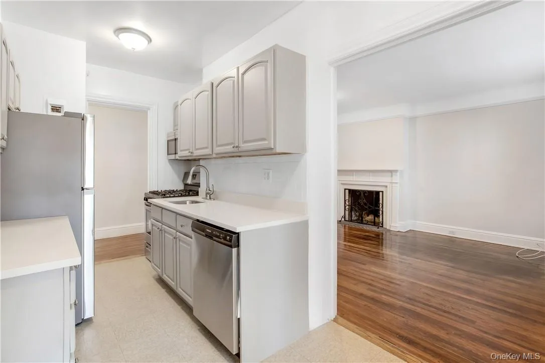 240 Martine Avenue, White Plains, NY, 2 Bedrooms Bedrooms, 4 Rooms Rooms,1 BathroomBathrooms,Residential Lease,For Rent,Martine,0,KEY1018497 240 Martine Avenue, White Plains, NY, 2 Bedrooms Bedrooms, 4 Rooms Rooms,1 BathroomBathrooms,Residential Lease,For Rent,Martine,0,KEY1018497