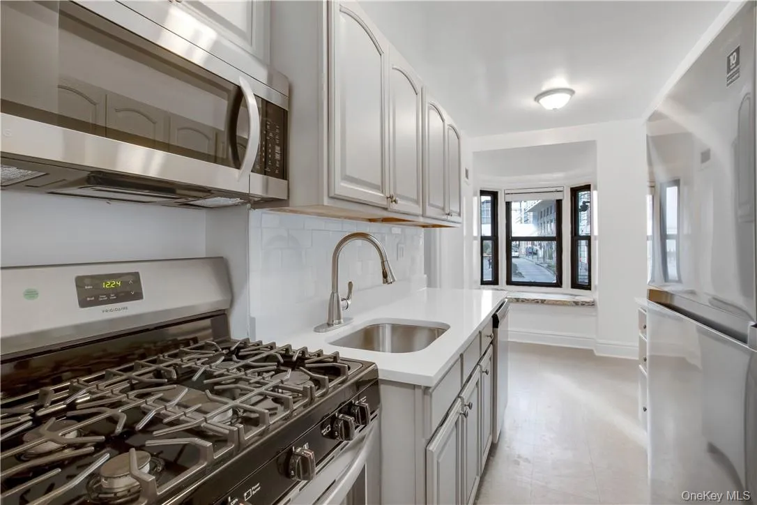 240 Martine Avenue, White Plains, NY, 2 Bedrooms Bedrooms, 4 Rooms Rooms,1 BathroomBathrooms,Residential Lease,For Rent,Martine,0,KEY1018497 240 Martine Avenue, White Plains, NY, 2 Bedrooms Bedrooms, 4 Rooms Rooms,1 BathroomBathrooms,Residential Lease,For Rent,Martine,0,KEY1018497