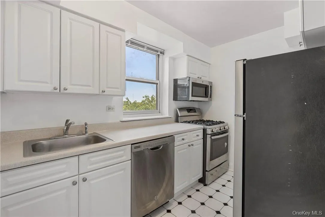 720 Pelham Road, New Rochelle, NY, 1 Bedroom Bedrooms, 4 Rooms Rooms,1 BathroomBathrooms,Residential Lease,For Rent,Pelham,0,KEY1018517 720 Pelham Road, New Rochelle, NY, 1 Bedroom Bedrooms, 4 Rooms Rooms,1 BathroomBathrooms,Residential Lease,For Rent,Pelham,0,KEY1018517