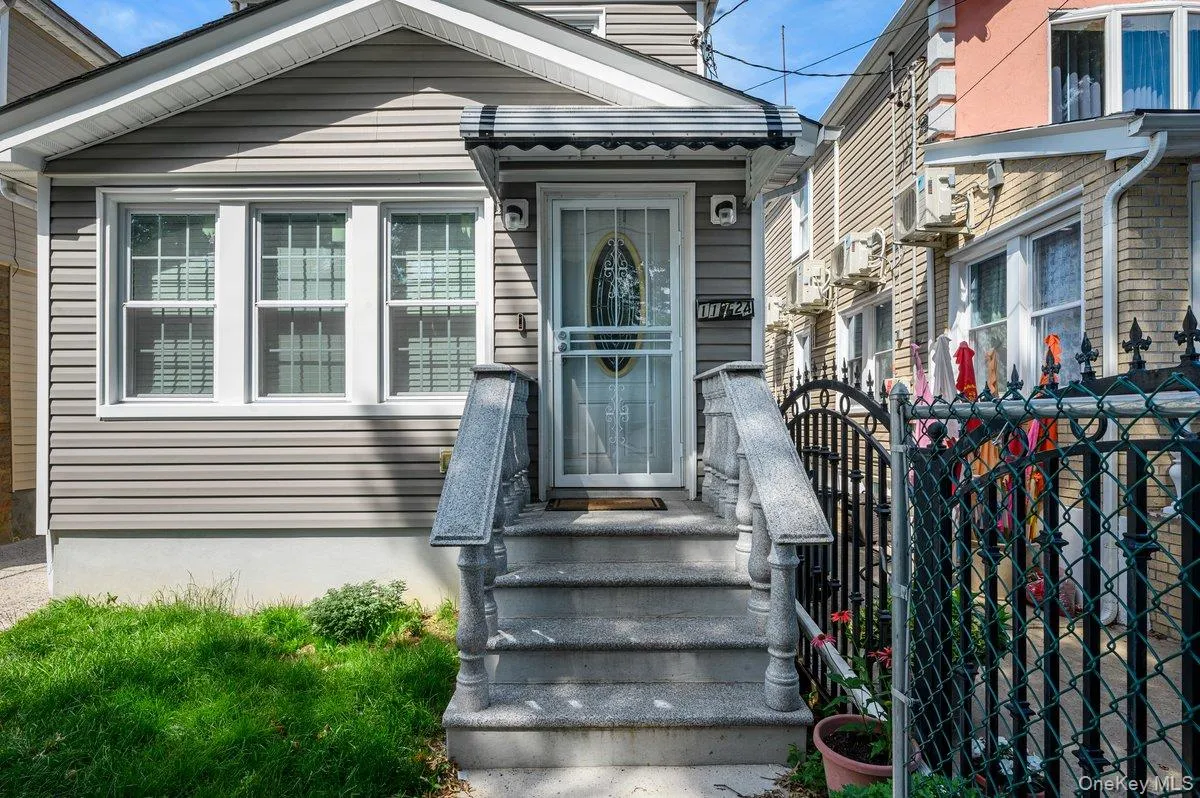 11724 193rd Street, New York, NY, 3 Bedrooms Bedrooms, 6 Rooms Rooms,2 BathroomsBathrooms,Residential,For Rent,193rd,0,1018540 11724 193rd Street, New York, NY, 3 Bedrooms Bedrooms, 6 Rooms Rooms,2 BathroomsBathrooms,Residential,For Rent,193rd,0,1018540
