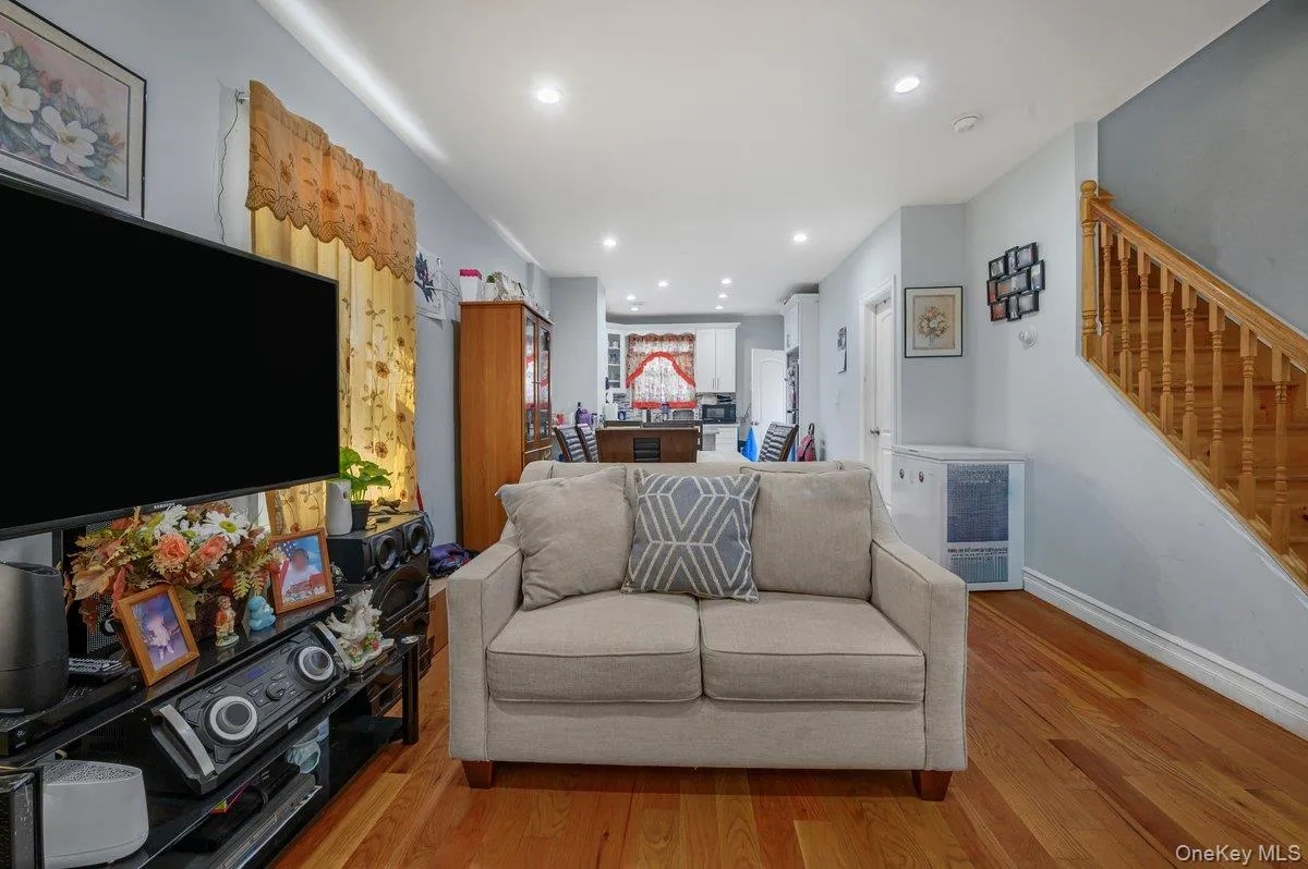 11724 193rd Street, New York, NY, 3 Bedrooms Bedrooms, 6 Rooms Rooms,2 BathroomsBathrooms,Residential,For Rent,193rd,0,1018540 11724 193rd Street, New York, NY, 3 Bedrooms Bedrooms, 6 Rooms Rooms,2 BathroomsBathrooms,Residential,For Rent,193rd,0,1018540