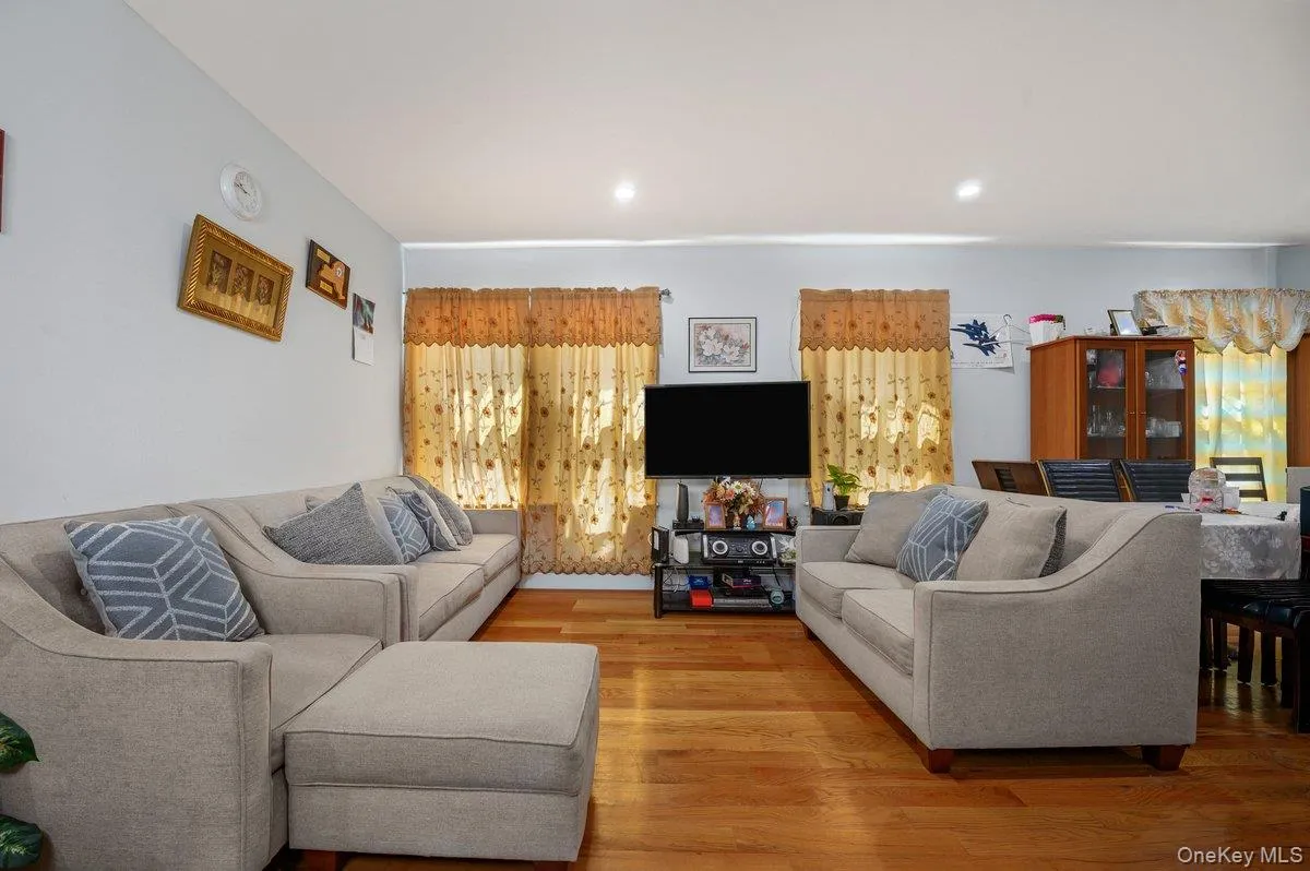 11724 193rd Street, New York, NY, 3 Bedrooms Bedrooms, 6 Rooms Rooms,2 BathroomsBathrooms,Residential,For Rent,193rd,0,1018540 11724 193rd Street, New York, NY, 3 Bedrooms Bedrooms, 6 Rooms Rooms,2 BathroomsBathrooms,Residential,For Rent,193rd,0,1018540