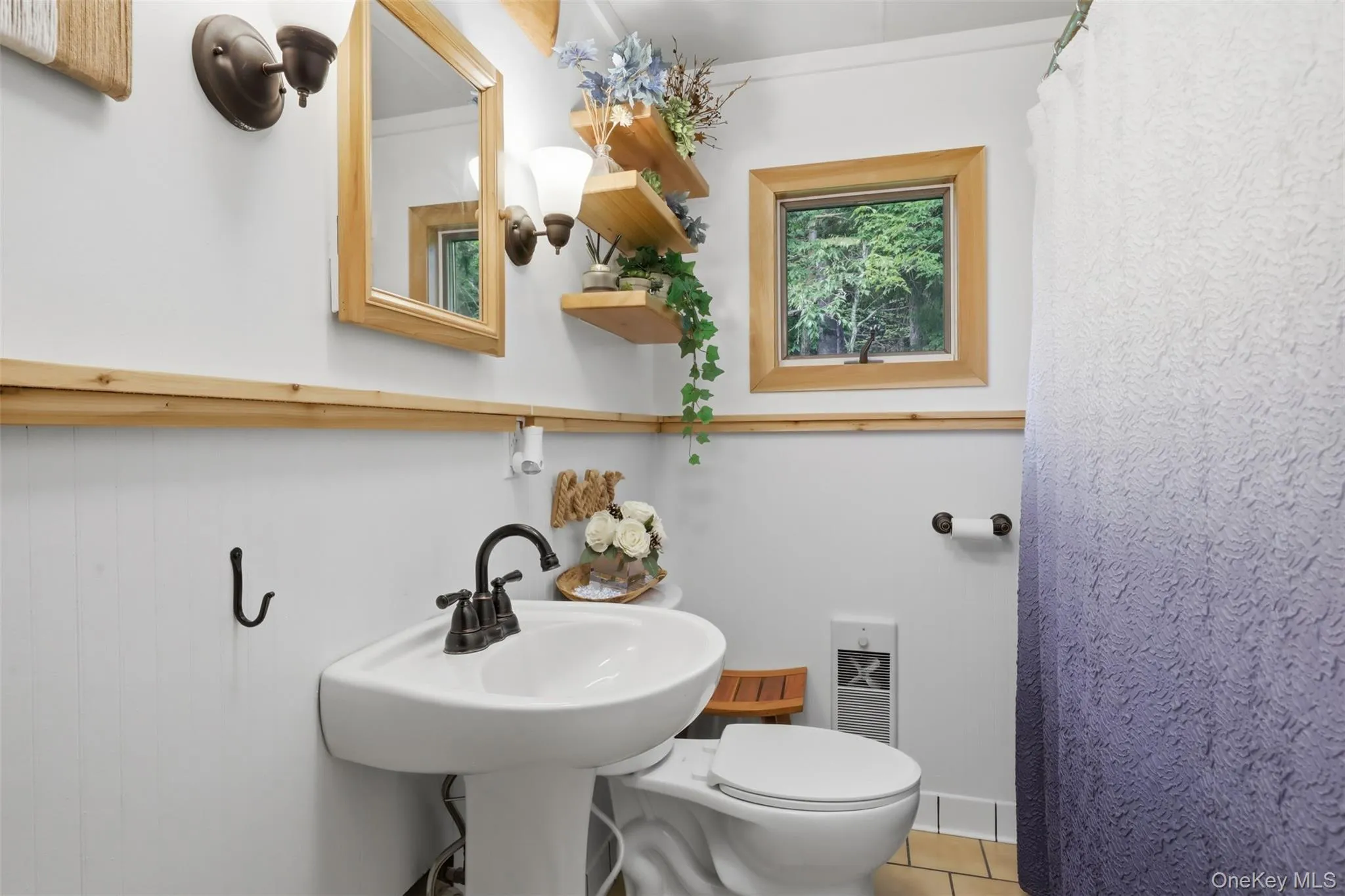 Updated Bright, updated full bathroom. Newer 55 gallon water tank and whole house water filtration system. Updated Bright, updated full bathroom. Newer 55 gallon water tank and whole house water filtration system.