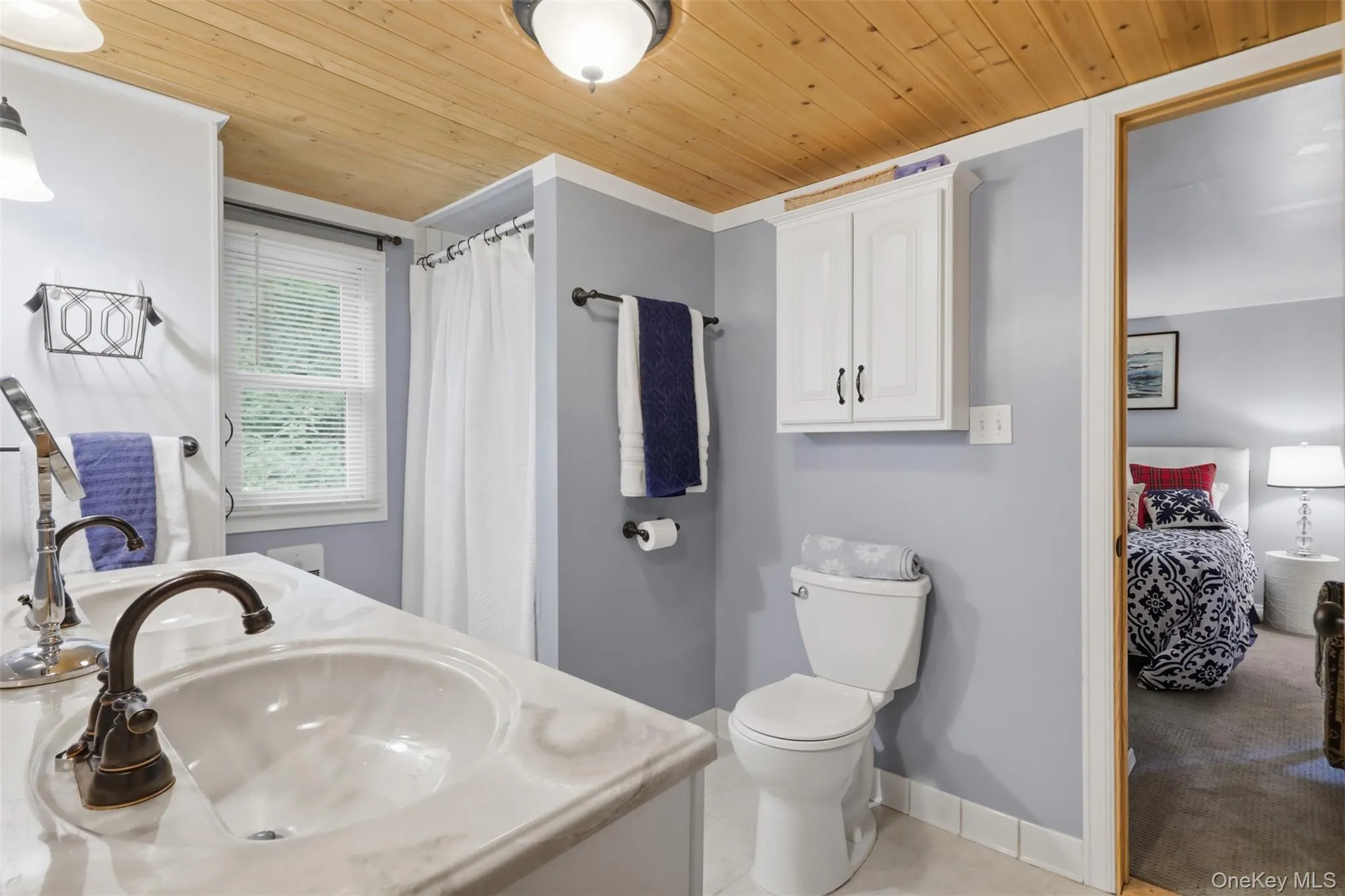 Full bathroom with access from both 2nd floor bedrooms Full bathroom with access from both 2nd floor bedrooms