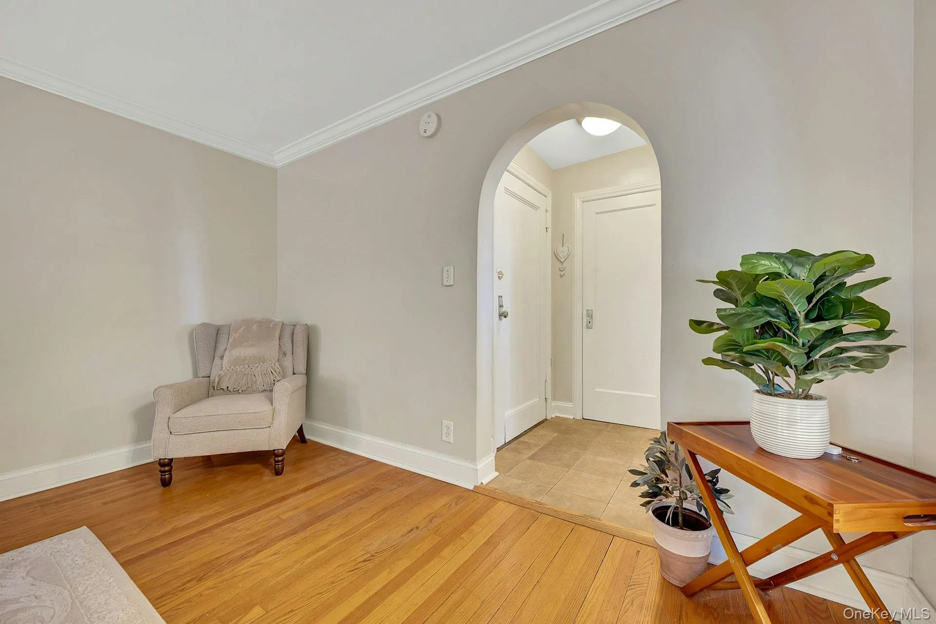 Dining area with crown molding Dining area with crown molding