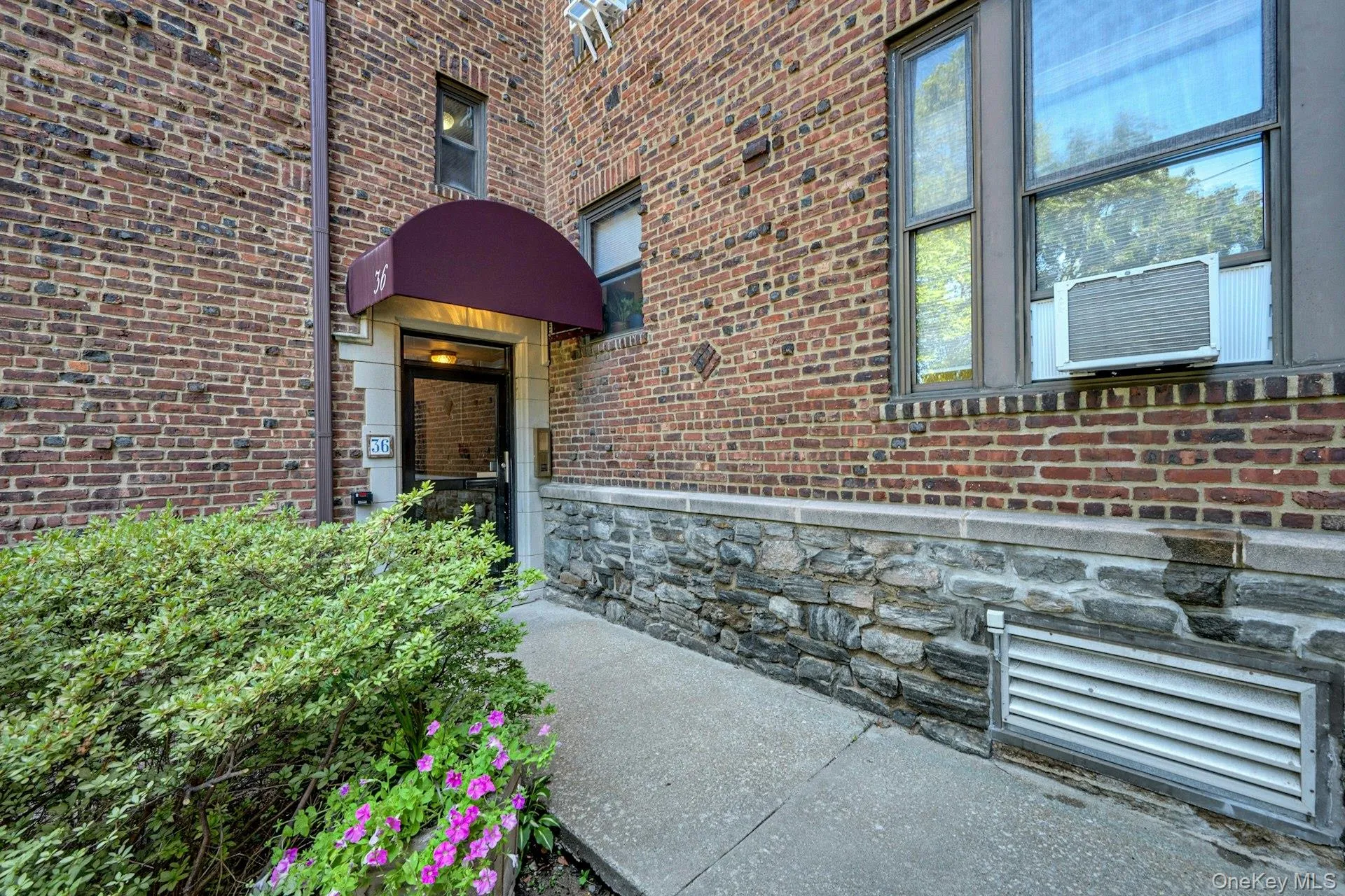 Welcome to 36 Westview Ave. Welcome to 36 Westview Ave.