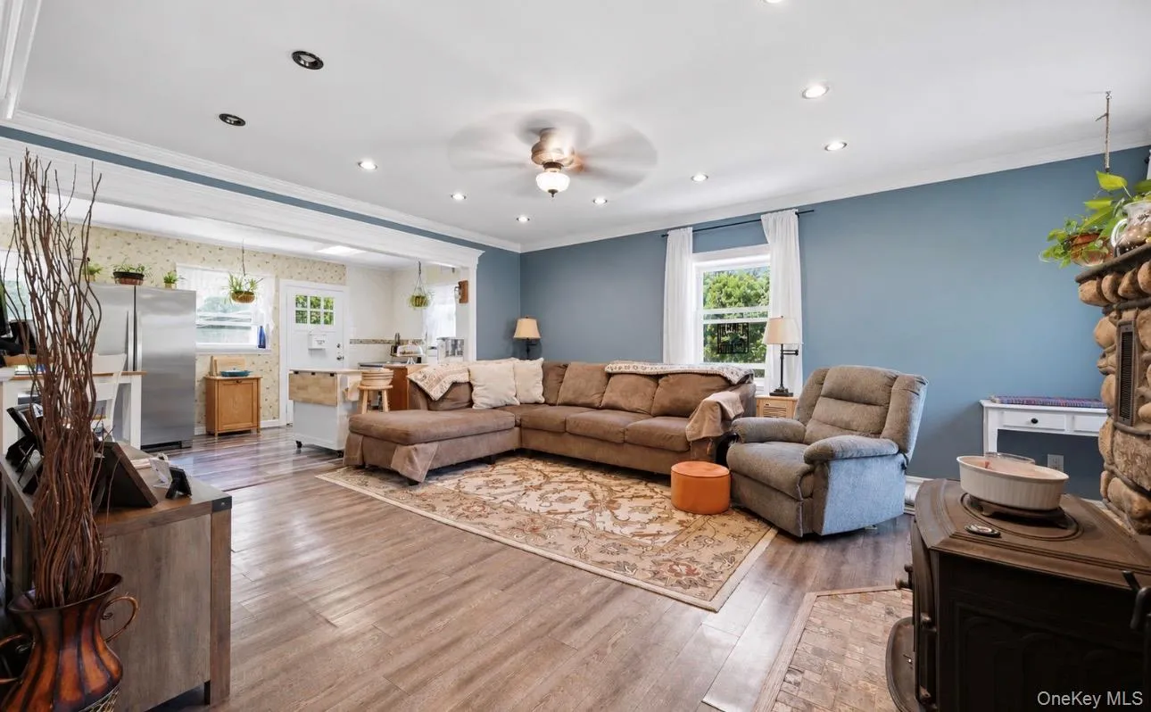 26 Hickory Road, Brookhaven, NY, 4 Bedrooms Bedrooms, 6 Rooms Rooms,1 BathroomBathrooms,Residential,For Rent,Hickory,0,KEY1018557 26 Hickory Road, Brookhaven, NY, 4 Bedrooms Bedrooms, 6 Rooms Rooms,1 BathroomBathrooms,Residential,For Rent,Hickory,0,KEY1018557
