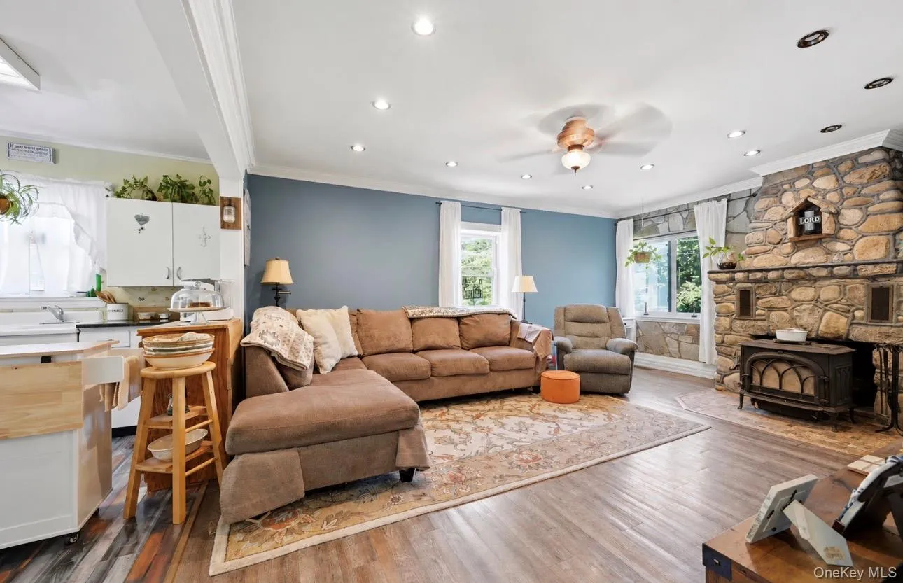 26 Hickory Road, Brookhaven, NY, 4 Bedrooms Bedrooms, 6 Rooms Rooms,1 BathroomBathrooms,Residential,For Rent,Hickory,0,KEY1018557 26 Hickory Road, Brookhaven, NY, 4 Bedrooms Bedrooms, 6 Rooms Rooms,1 BathroomBathrooms,Residential,For Rent,Hickory,0,KEY1018557