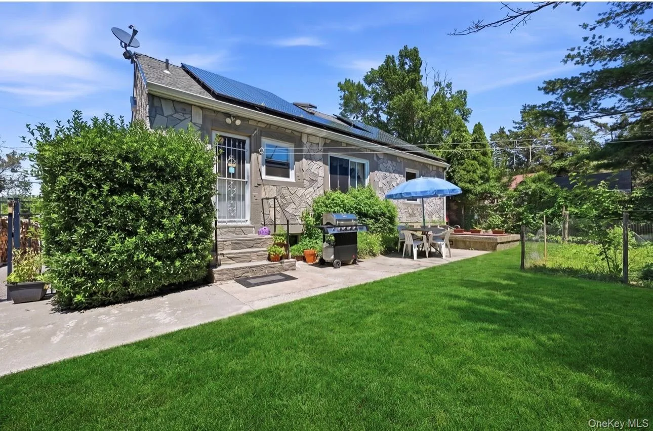26 Hickory Road, Brookhaven, NY, 4 Bedrooms Bedrooms, 6 Rooms Rooms,1 BathroomBathrooms,Residential,For Rent,Hickory,0,KEY1018557 26 Hickory Road, Brookhaven, NY, 4 Bedrooms Bedrooms, 6 Rooms Rooms,1 BathroomBathrooms,Residential,For Rent,Hickory,0,KEY1018557