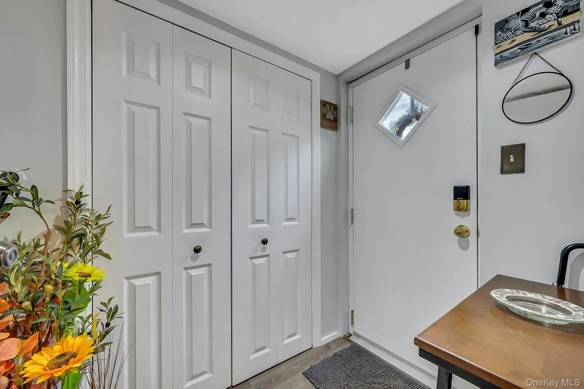Side door with entrance closet Side door with entrance closet