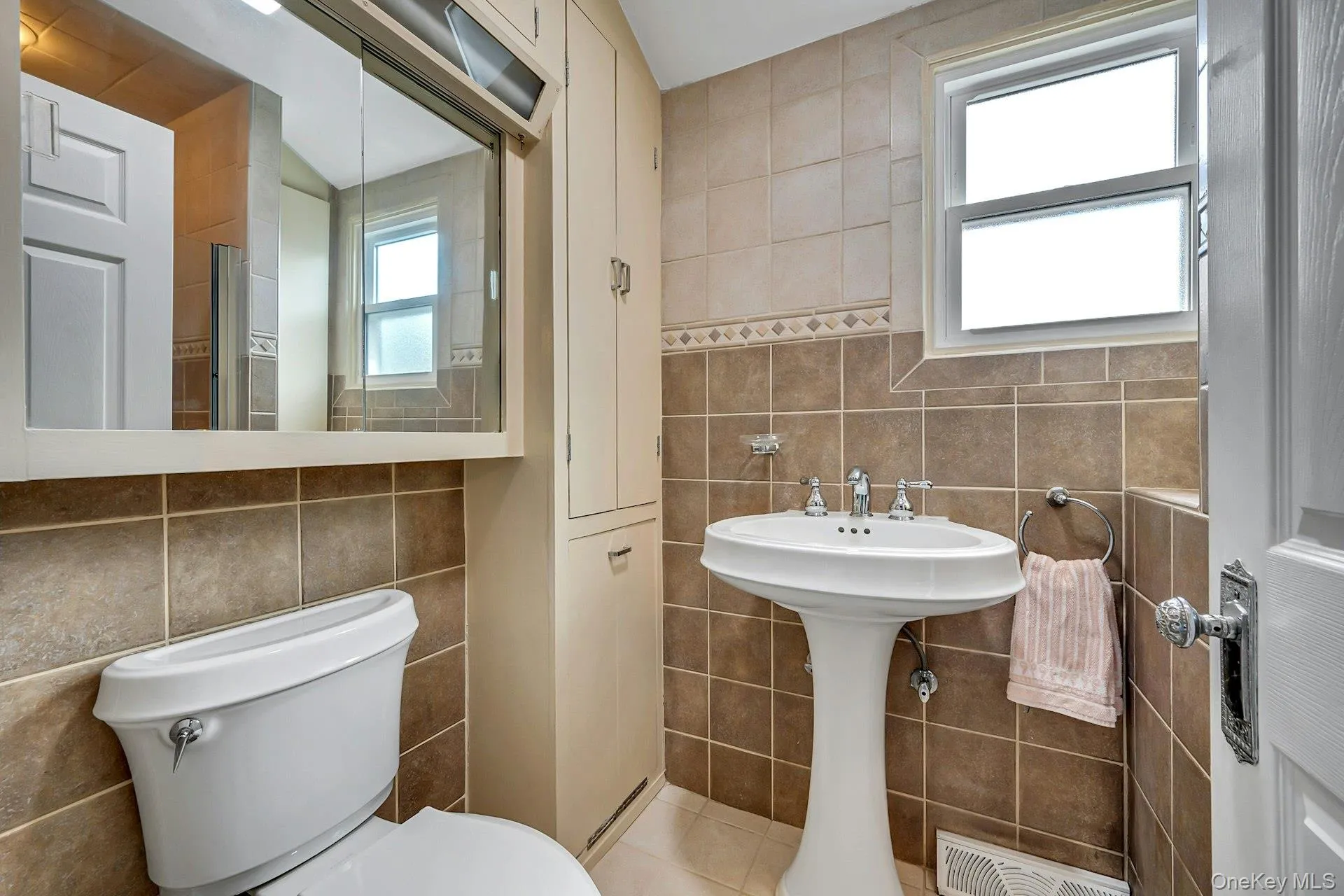 Bathrooms w/Storage Closets Bathrooms w/Storage Closets