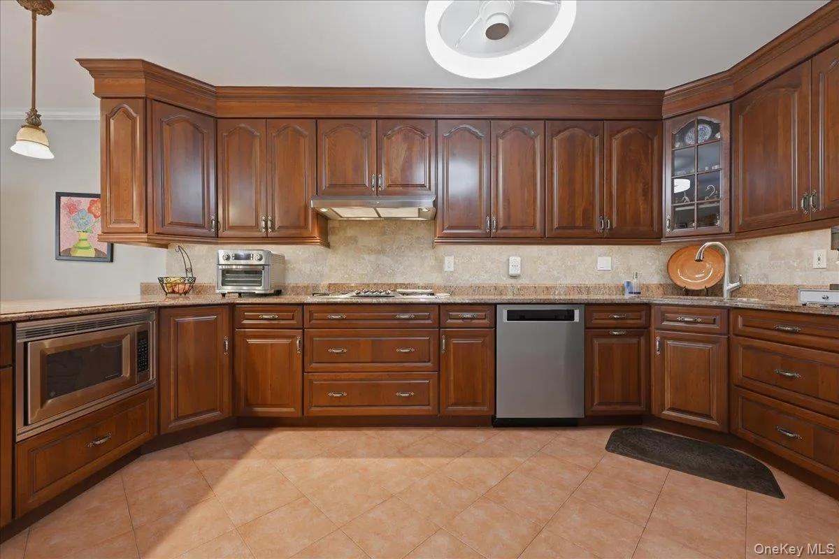6356 76th Street, New York, NY, 3 Bedrooms Bedrooms, 8 Rooms Rooms,2 BathroomsBathrooms,Residential,For Rent,76th,0,1018566 6356 76th Street, New York, NY, 3 Bedrooms Bedrooms, 8 Rooms Rooms,2 BathroomsBathrooms,Residential,For Rent,76th,0,1018566